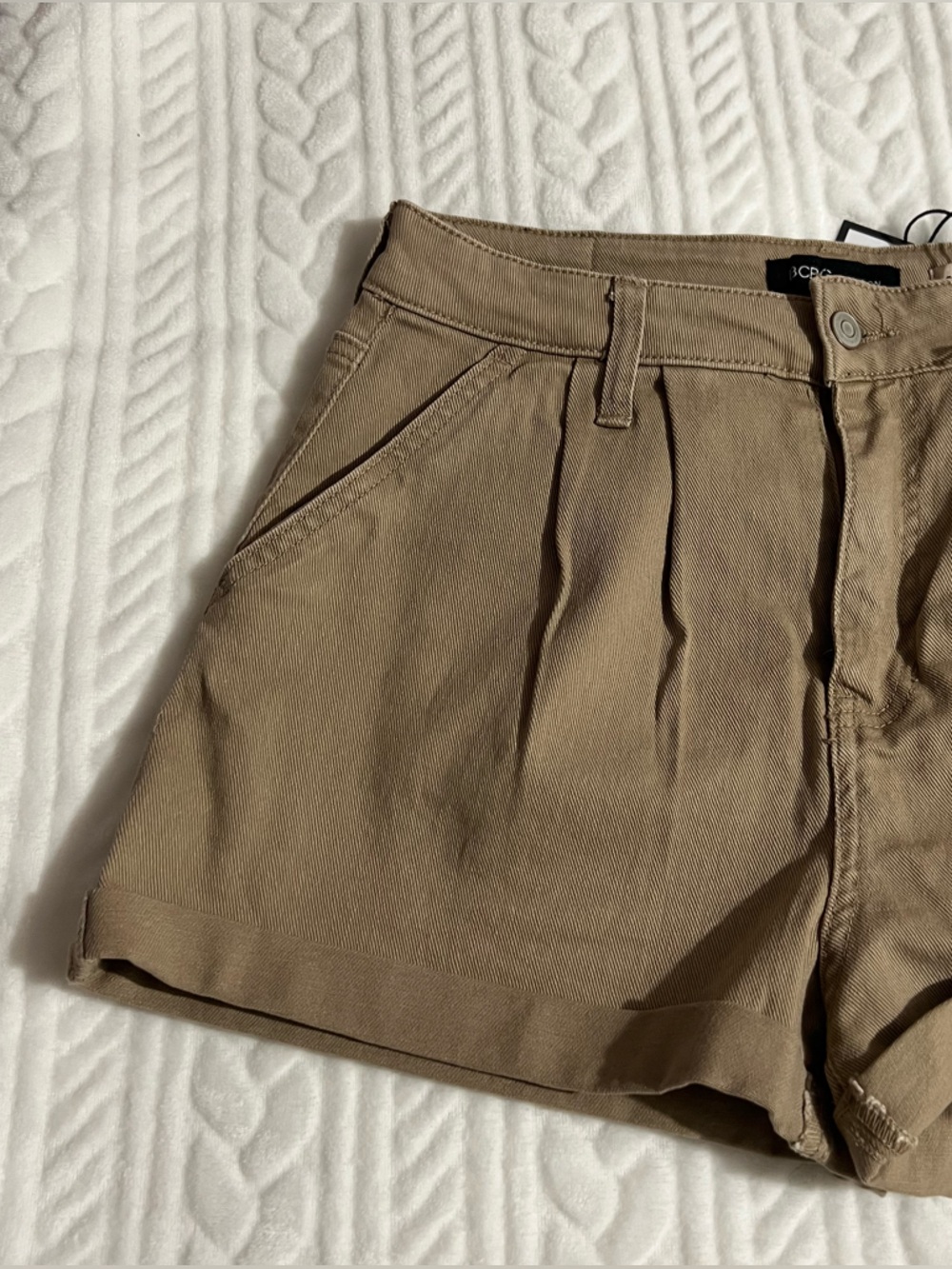 💗 *NEW* BCBGeneration - Khaki Pleated Women’s Shorts - Picture 2 of 9